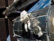 太空人在艙外工作