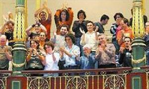 同性婚姻法律獲得通過的當日，在西班牙國會旁聽的民眾拍掌慶祝