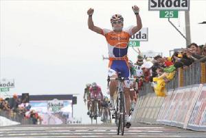 荷蘭拉波銀行車隊車手在比賽中