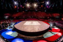 貝爾西舞台代表雙方的紅藍區域