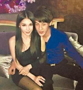 Mia與富二代合影