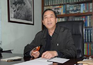 黃允成：社長、編審