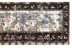 四圍飾博古紋的刻灰描金彩繪屏風