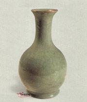 北宋汝窯青釉刻花鵝頸瓶 北宋汝窯青釉刻花鵝頸瓶