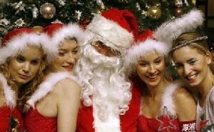 德國漢堡的聖誕集市中裝扮成聖誕老人的男女擺造型合影。