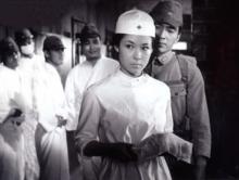 1966 《赤色天使》，若尾飾演日軍的護士