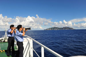 2012年9月14日，中國海監50船抵達釣魚島海域。圖為海監船上的執法人員在現場拍照。
