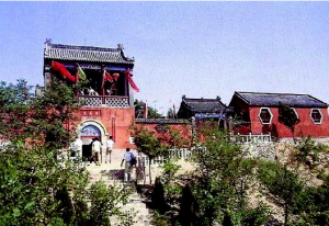 文昌湖畔的萌山寺是當地極富盛名的景點。 