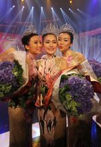 2012年，參加鳳凰衛視舉行的中華小姐環球大賽