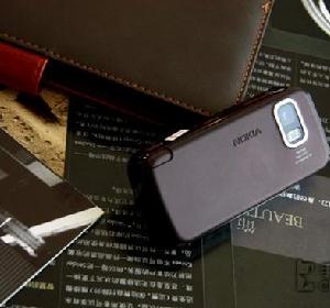 正面一塊3.2英寸解析度為640×360像素的觸控螢幕，顯示效果可圈可點。內置的320萬像素攝像頭雖然略顯過時，但配合雙LED補光燈，拍照效果也中規中矩。