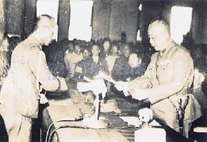 日本末任台灣總督安藤利吉遞交投降書