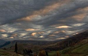 蘇格蘭小鎮上空的怪異雲彩