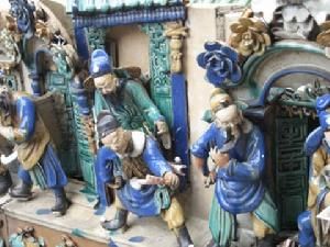 屋頂上精美的石像