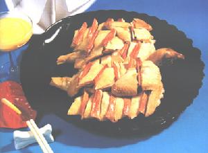 菜 名： 蔥油焗雞 主 料： 清遠雞1隻（重約750克），火腿150克。 配 料： 鹽20克，蔥花30克，香油150克。 做 法： 1、將雞洗淨，放入沸水鍋中煮15分鐘，撈出放入過濾水中冷卻。2、火腿切片。將雞切成塊放入盤中，每塊雞夾1片火腿。3、鹽、蔥花、香油拌勻，作為調料蘸食。 特 點： 香、嫩、滑。