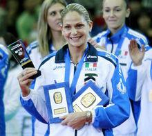 義大利副攻吉奧里手舉MVP獎盃