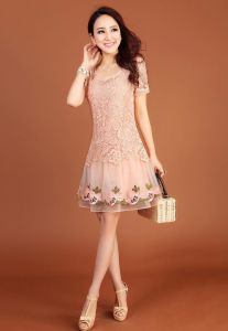 粉色蕾絲裙，浪漫又甜美