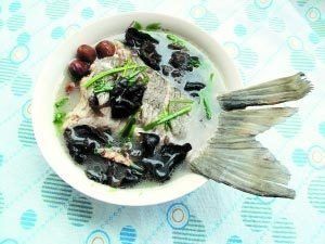 木耳金針燉魚尾