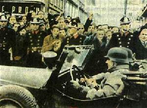 （圖）捷克警察在布拉格對圍觀征服者的捷克人群加以限制