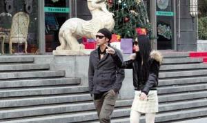 內地女友看上去年紀比譚耀文小得多