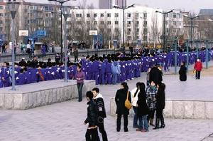 （圖）吉林大學附屬中學的學生被迅速疏散到附近的文化廣場.