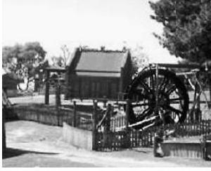 澳大利亞新南威爾斯州一個具有150年歷史的華工早年淘金場地BATHURST，經重建後成為全澳學生回顧歷史的重要現場教課地。