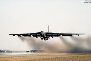 第 1708 聯隊的B-52G機群起飛執行轟炸任務