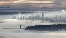 晨霧中的溫哥華市中心和獅門大橋