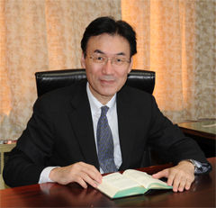 現任東大文學部長•人文社會系研究科長 中地義和教授