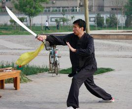 單刀[一種短柄的砍刀]