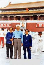 1999顏紅英與《過大江》攝者鄒健東合影