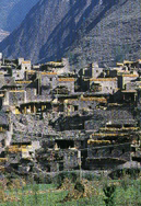 羌族人居住在獨具特色的羌寨中