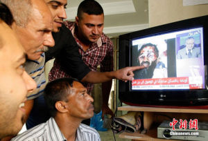 當地時間5月2日，伊拉克巴格達，當地民眾收看關於本·拉登死訊的新聞。