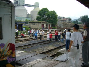 （圖）一群鐵道迷在攝影；台灣內灣線九贊頭車站