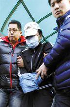 涉嫌刺死海警的中國漁民被押往警局