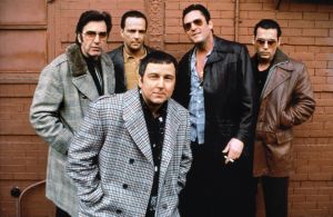 一部出色的臥底警探電影，根據真人真事改編，由邁克·紐威爾導演。約翰尼·德普飾演聯邦調查局的探員喬，他奉命混入黑手黨犯罪集團臥底。左撇子魯吉洛是喬的頂頭老大，兩人在朝夕相處中產生出父子般的感情。為了取得黑幫的信任。劇照