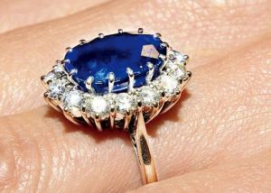 英國威廉王子送給未婚妻米德爾頓的訂婚戒指