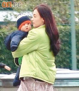 張柏芝駕50萬新車 帶兒子暢遊迪斯尼