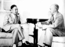 1945年重慶談判期間，周恩來和司徒雷登會面1