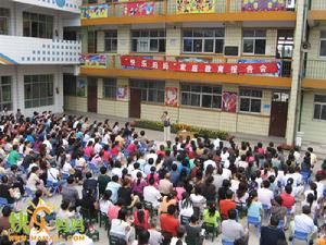 舉辦親職教育系列報告會