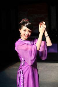 張華[廣州軍區戰士文工團編導，二級演員]