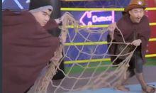 大寶（右，顏國森飾）