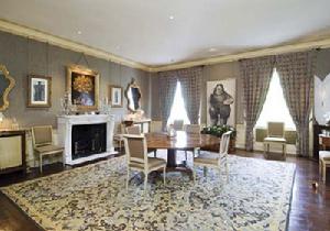 1750萬英鎊(3540萬美元) 約5,289平方英尺的家庭公寓,占據了三樓整整一層,而且有一個就在Lyall Street旁邊的大庭院。三個臥室、一個畫室、一個起居室和一個書房，另外還有專門的傭人住處和酒窖。