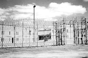 私營監獄營運商 美國感化公司(Cor-rectionCorporationofAmerica，簡稱CCA)經營著全美第六大監獄系統。圖為一所隸屬於美國感化公司的私營監獄外景