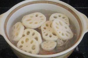 烤鴨骨頭燉蓮藕 烤鴨骨頭燉蓮藕