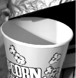 嘉禾萬柳影城所出售規格為64oz的中爆米花紙桶（內側）在紫外分析儀下呈自然乳白色。