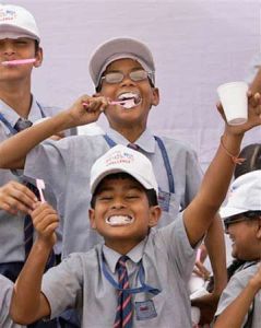 雷人！印度人用牛糞刷牙