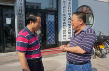 劉尚林先生與哈爾濱安康社會福利院院長周鳳軍（左）