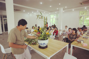 梁老師認真講解插花技巧