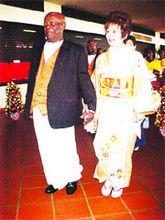 2004年，比奈薩與日本籍的山本智子結婚
