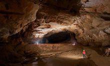 科考人員在天坑底部發現地下水